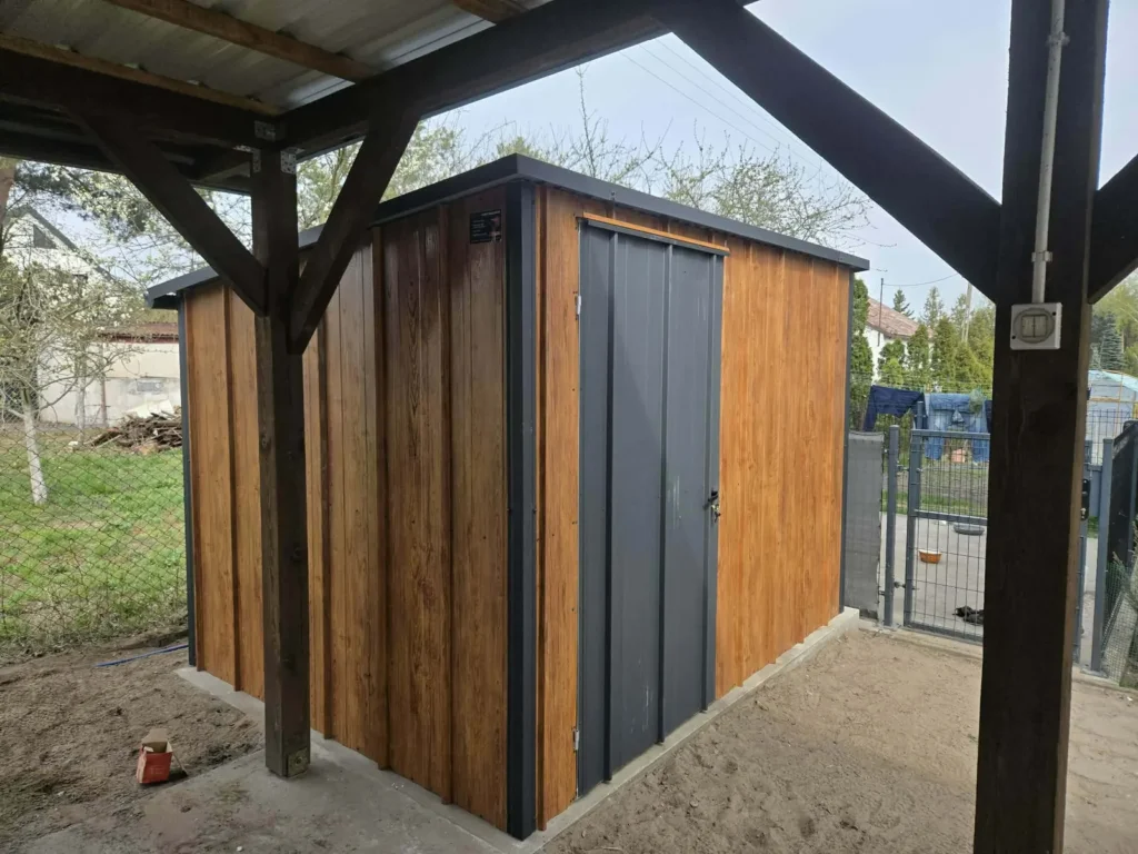 Domek ogrodowy pod zadaszeniem — złoty dąb
