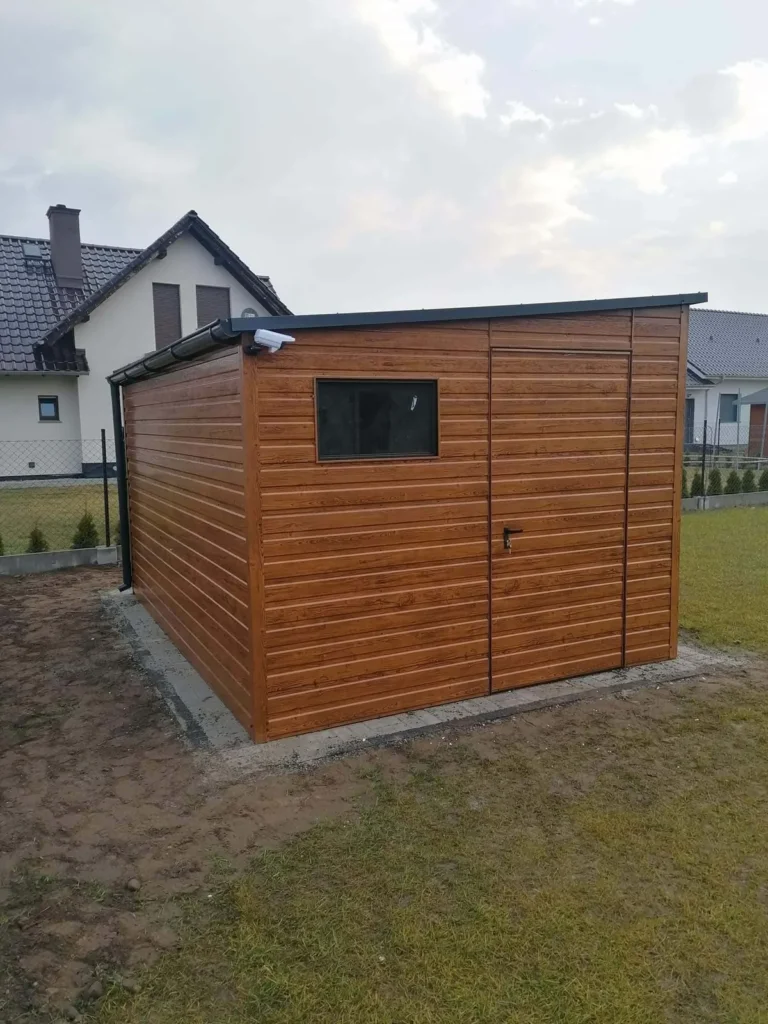 Domek ogrodowy z oknem — orzech
