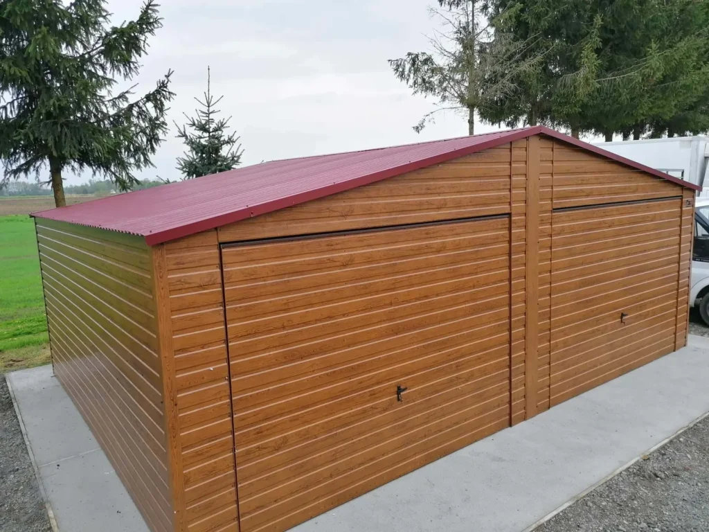 Garaż blaszany 7×6 z bramą segmentową — złoty dąb