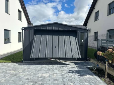 Garaż z blachy na rąbek — grafit — widok 3