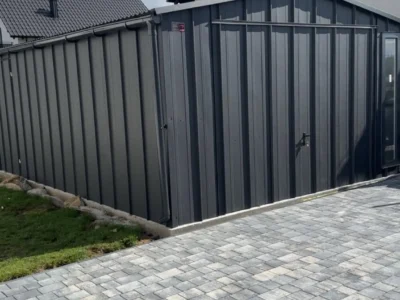 Garaż z blachy na rąbek — grafit — widok 4