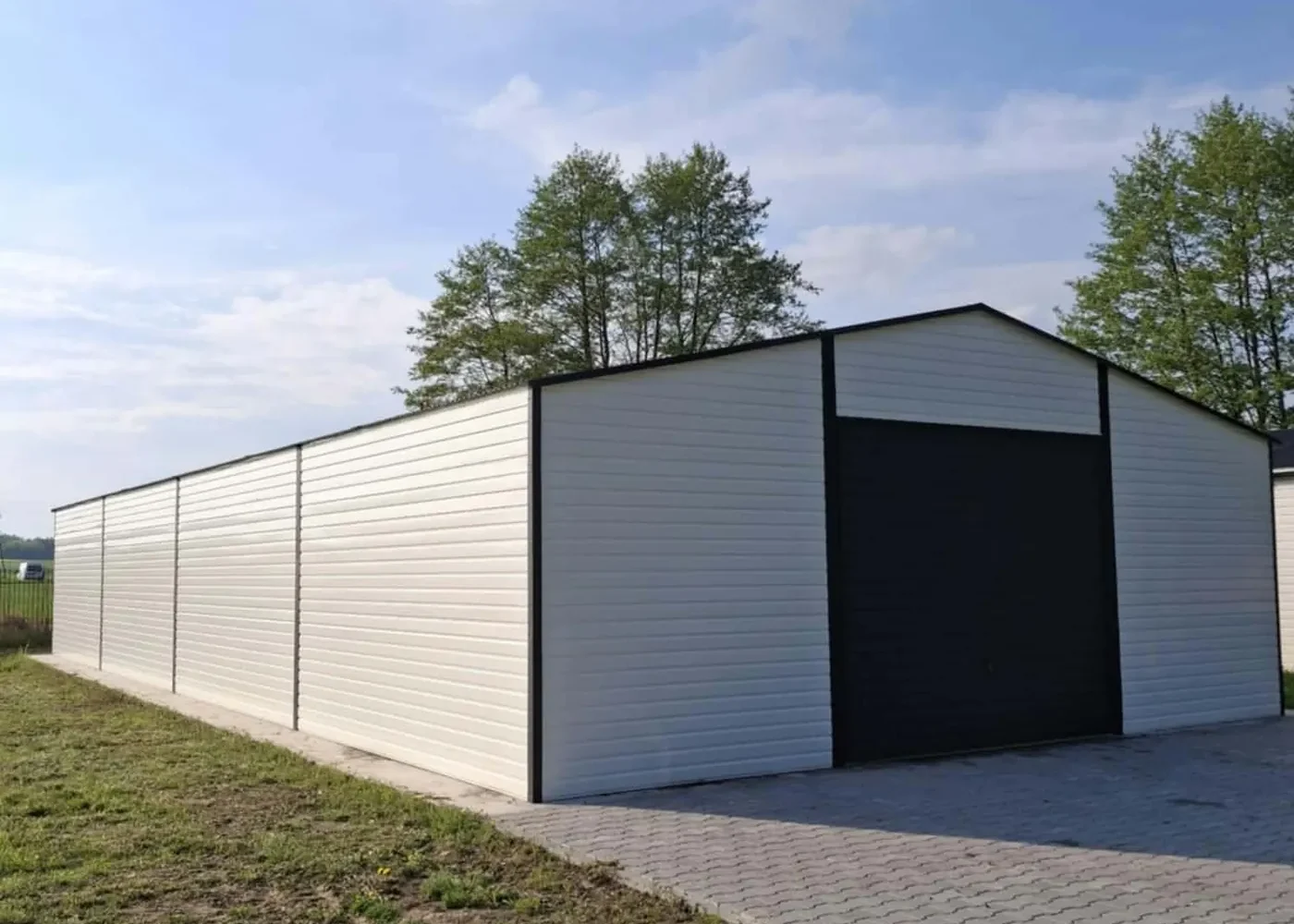 Hala stalowa — biała z antracytową bramą