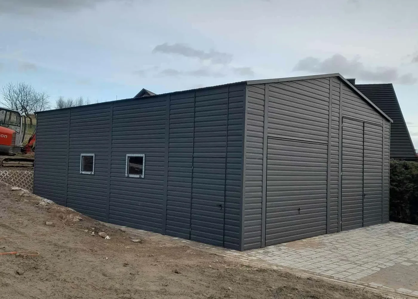 Hala stalowa — grafit z oknami
